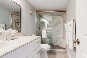 Shower, hair dryer, towels, shampoo - Serene views, resort style amenities, AC, Pool, walk to the beach (Marco Island)