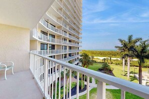 Property grounds - Serene views, resort style amenities, AC, Pool, walk to the beach (Marco Island)
