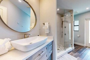 Shower, hair dryer, towels, shampoo - Dazzling coastal home with private pool & spa, lanai, AC, W/D, WiFi (Marco Island)