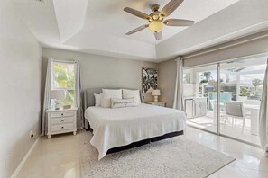 4 bedrooms, iron/ironing board, travel cot, WiFi - Canal front home with private pool spa, washer/dryer, & AC (Marco Island)