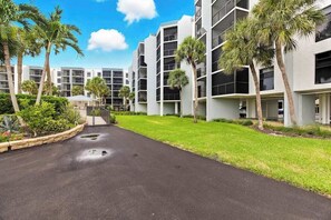 Exterior - Amazing oceanfront condo with pool, hot tub, tennis, & stunning balcony views (Marco Island)