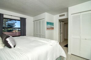 1 bedroom, iron/ironing board, WiFi, bed sheets - Amazing oceanfront condo with pool, hot tub, tennis, & stunning balcony views (Marco Island)
