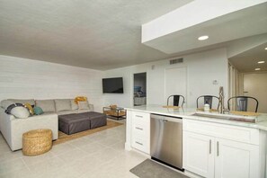 TV, offices - Amazing oceanfront condo with pool, hot tub, tennis, & stunning balcony views (Marco Island)