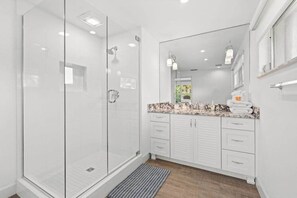 Shower, hair dryer, towels, shampoo - Snowbird-friendly home near water with private heated pool, grill, patio, & W/D (Marco Island)