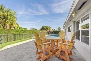 Outdoor dining - Snowbird-friendly home near water with private heated pool, grill, patio, & W/D (Marco Island)