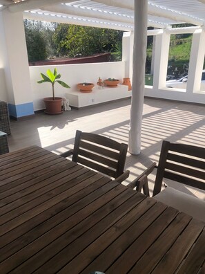 Outdoor dining - Delightful studio near charming Alvorge with a private scenic outdoor patio (Ansião)