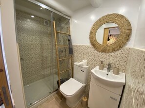 Bathroom - Delightful studio near charming Alvorge with a private scenic outdoor patio (Ansião)
