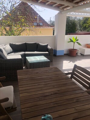 Outdoor dining - Delightful studio near charming Alvorge with a private scenic outdoor patio (Ansião)