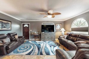 TV, offices - Spacious home with heated pool, lots of outdoor entertainment, and WIFI (Fort Myers Beach)