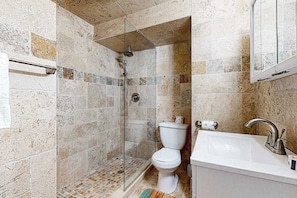 Shower, towels - Spacious home with heated pool, lots of outdoor entertainment, and WIFI (Fort Myers Beach)