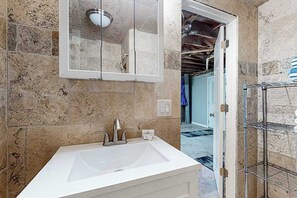 Shower, towels - Spacious home with heated pool, lots of outdoor entertainment, and WIFI (Fort Myers Beach)