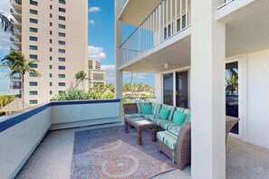 Property grounds - Beachfront condo with huge lanai, sunset gulf views, pool, hot tub, tennis & gym (Marco Island)