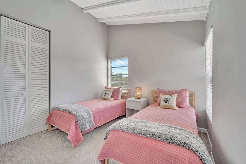 3 habitaciones, tabla de planchar con plancha, internet y ropa de cama 