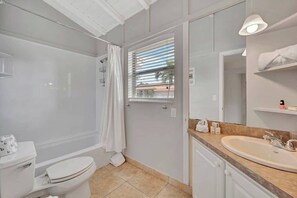 Shower, hair dryer, towels - Updated tropical home with a private patio, beach gear, AC, and washer/dryer (Marco Island)