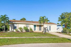 Exterior - Updated tropical home with a private patio, beach gear, AC, and washer/dryer (Marco Island)