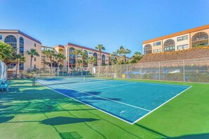 Sports court - Remodeled condo in a waterfront complex with pools, hot tubs, & tennis (Marco Island)