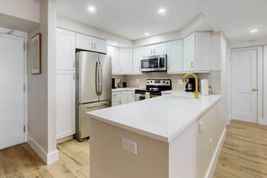 Fridge, microwave, oven, stovetop - Gulf-view condo with beach, pool, tennis courts, & 10+ pickleball courts (Marco Island)