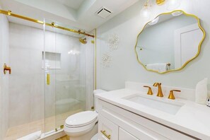 Shower, hair dryer, towels, shampoo - Gulf-view condo with beach, pool, tennis courts, & 10+ pickleball courts (Marco Island)