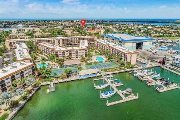 Marina - Snowbird-friendly condo with AC, lanai, pool, hot tub, tennis, & on-site dining (Marco Island)