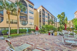 Outdoor dining - Snowbird-friendly condo with AC, lanai, pool, hot tub, tennis, & on-site dining (Marco Island)
