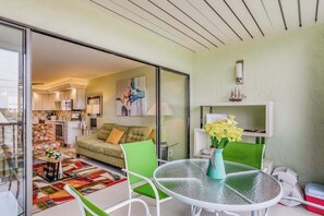 TV, offices - Snowbird-friendly condo with AC, lanai, pool, hot tub, tennis, & on-site dining (Marco Island)
