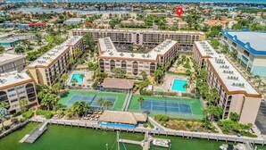 Un hôtel doté de plusieurs courts de tennis, d’une piscine et d’un port de plaisance.