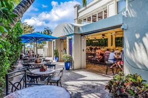 Outdoor dining - Snowbird-friendly Gulf-front condo with pool, hot tub, fitness room, & AC (Marco Island)