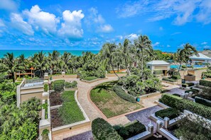 Property grounds - Snowbird-friendly Gulf-front condo with pool, hot tub, fitness room, & AC (Marco Island)