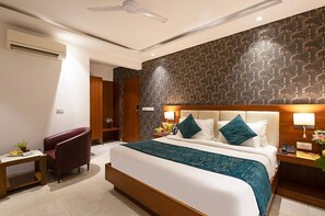 Classic Double Room, City View - NH Skye Suites Hotel (New Delhi)