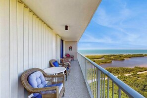 Property grounds - Gulf-view condo with private balcony, pool, tennis, beach access, & WiFi (Marco Island)