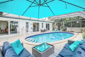 Pool - Canal-front home with private pool & boat dock - two miles to Tigertail Beach (Marco Island)