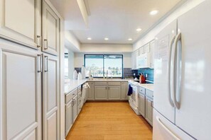 Fridge, microwave, oven, stovetop - Snowbird-friendly home with private pool, enclosed lanai, & putting green (Marco Island)