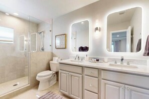 Shower, hair dryer, towels, shampoo - Snowbird-friendly home with private pool, enclosed lanai, & putting green (Marco Island)