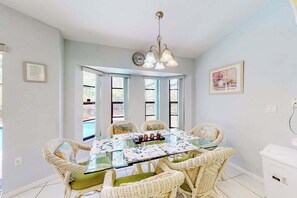 Dining - Dog-Friendly Pool Retreat with Lanai, Grill & Central Location (Port Charlotte)