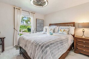 3 bedrooms, iron/ironing board, WiFi, bed sheets - Dog-friendly lakefront home with hot tub, gazebo, firepit, outdoor kitchen, W/D (Naples)