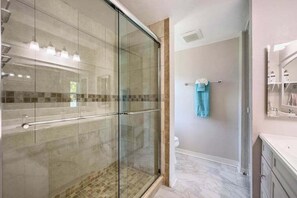 Shower, hair dryer, towels - Dog-friendly lakefront home with hot tub, gazebo, firepit, outdoor kitchen, W/D (Naples)