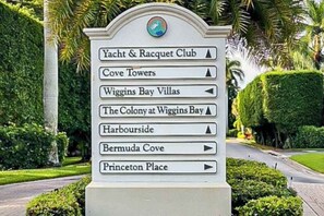 Property grounds - Lakefront getaway with walk-out lanai, pool, tennis/Bocce courts & marina (North Naples)