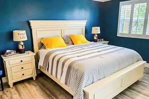Iron/ironing board, WiFi, bed sheets - Lakefront getaway with walk-out lanai, pool, tennis/Bocce courts & marina (North Naples)