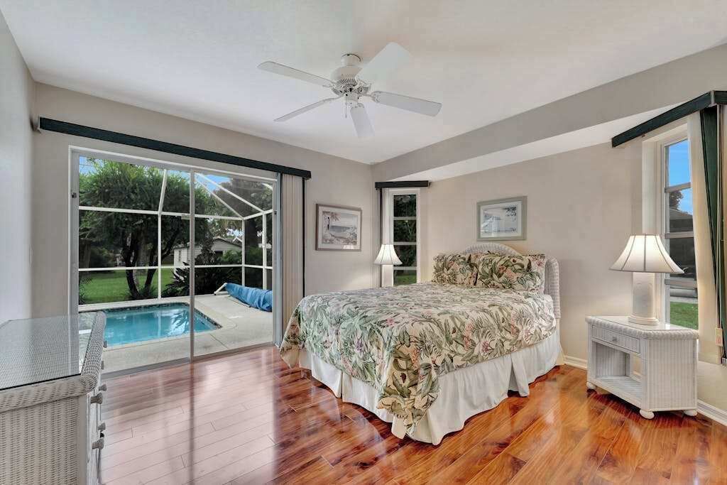 3 bedrooms, desk, WiFi, bed sheets