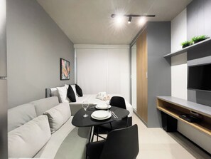 Comfort Studio, City View | Tempat makan