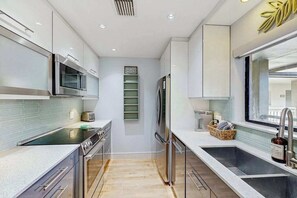 Kühlschrank, Mikrowelle, Ofen, Herdplatte