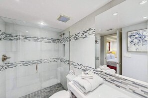Dusche, Haartrockner, Handtücher