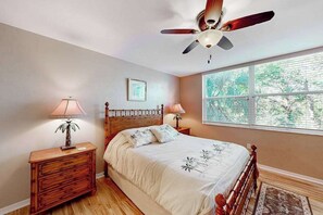 2 bedrooms, iron/ironing board, WiFi, bed sheets - 3rd-floor snowbird-friendly condo with enclosed balcony, outdoor pool, W/D, AC (Naples)