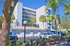 Exterior - 3rd-floor snowbird-friendly condo with enclosed balcony, outdoor pool, W/D, AC (Naples)