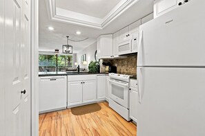 Private kitchen - 3rd-floor snowbird-friendly condo with enclosed balcony, outdoor pool, W/D, AC (Naples)