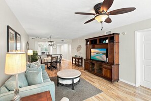 Living area - 3rd-floor snowbird-friendly condo with enclosed balcony, outdoor pool, W/D, AC (Naples)
