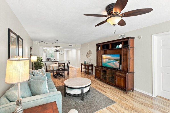 Living area - 3rd-floor snowbird-friendly condo with enclosed balcony, outdoor pool, W/D, AC (Naples)
