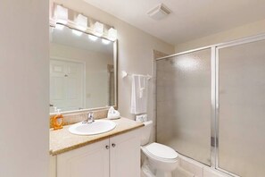 Shower, hair dryer, towels - Lakefront condo with pool, tennis, lake views, grill, patio, W/D, fast WiFi & AC (Naples)