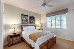 2 bedrooms, desk, iron/ironing board, travel cot - Lakefront condo with pool, tennis, lake views, grill, patio, W/D, fast WiFi & AC (Naples)