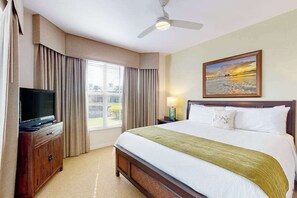 2 bedrooms, desk, iron/ironing board, travel cot - Lakefront condo with pool, tennis, lake views, grill, patio, W/D, fast WiFi & AC (Naples)